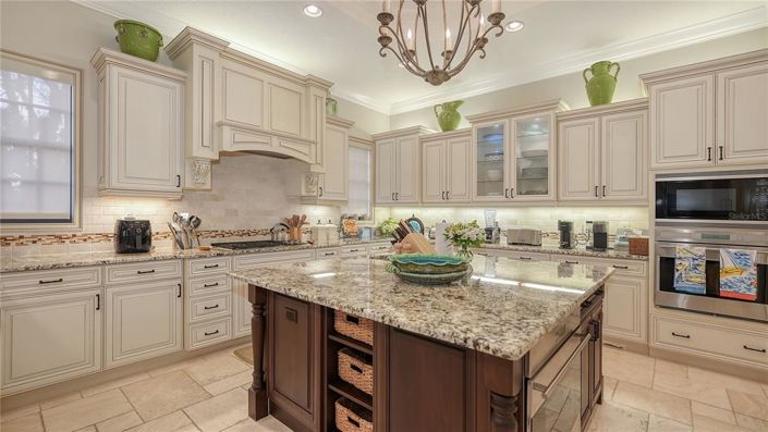 Image No.12-5 Bed Property for sale