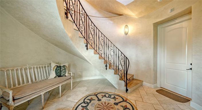 Image No.28-5 Bed Property for sale