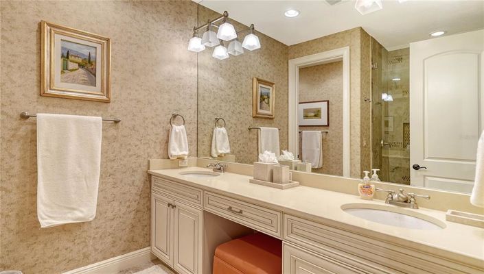 Image No.37-5 Bed Property for sale