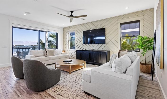 Image No.10-8 Bed Property for sale