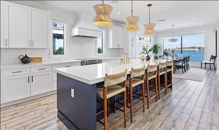 Image No.13-8 Bed Property for sale