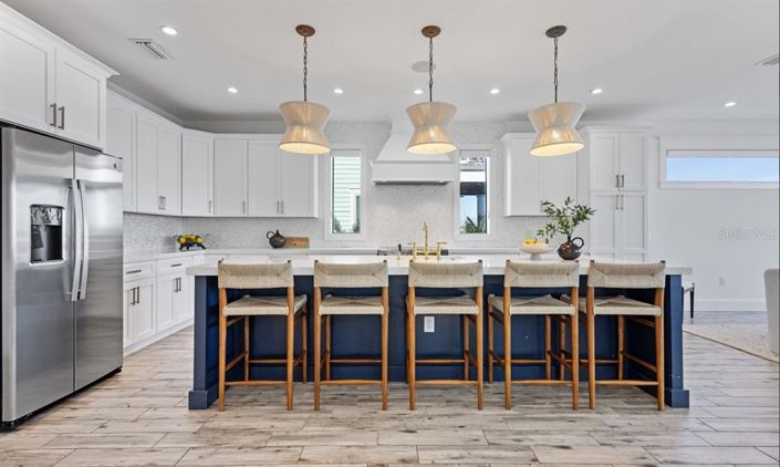 Image No.15-8 Bed Property for sale