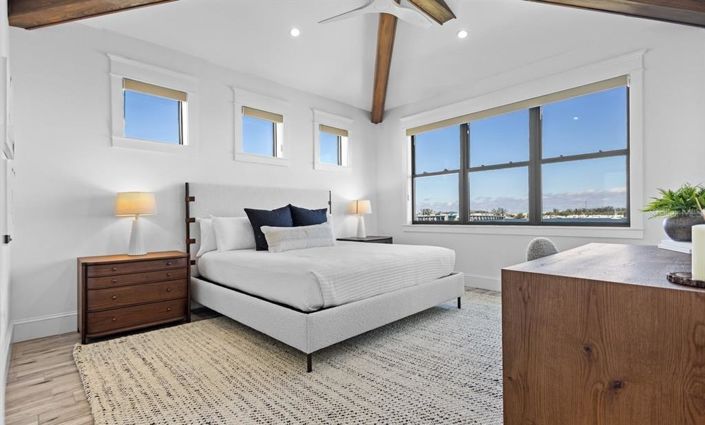 Image No.20-8 Bed Property for sale