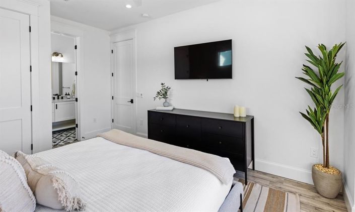 Image No.40-8 Bed Property for sale