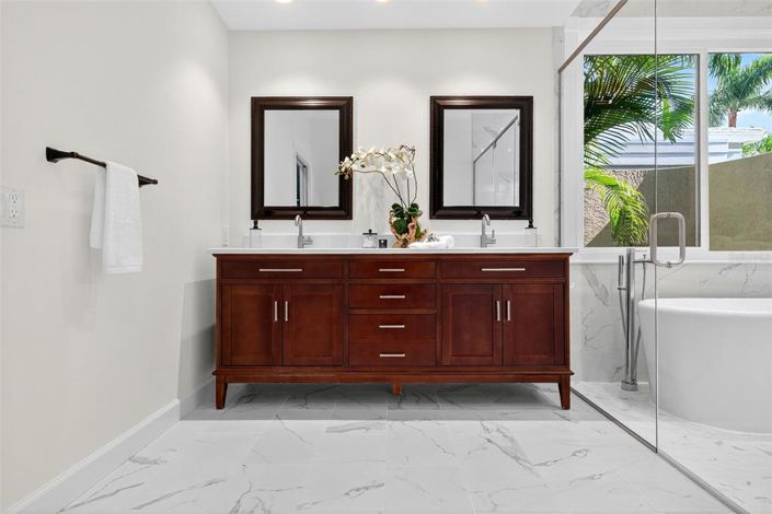 Image No.36-3 Bed Property for sale