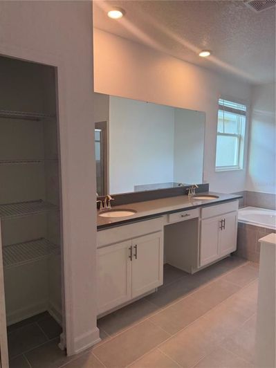 Image No.20-6 Bed Property for sale