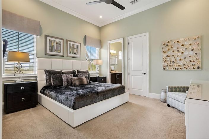 Image No.14-9 Bed Property for sale