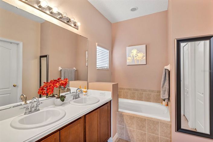 Image No.19-4 Bed Property for sale