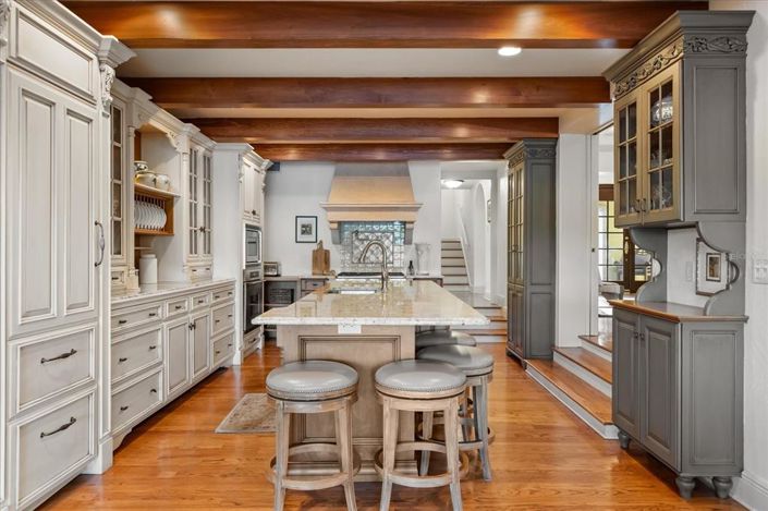 Image No.5-5 Bed Property for sale