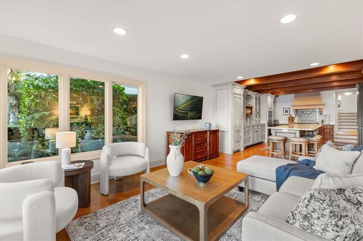 Image No.8-5 Bed Property for sale