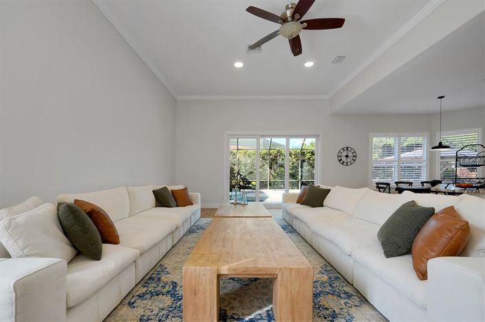 Image No.12-7 Bed Property for sale