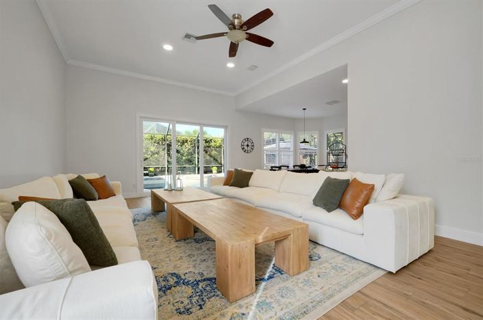 Image No.13-7 Bed Property for sale