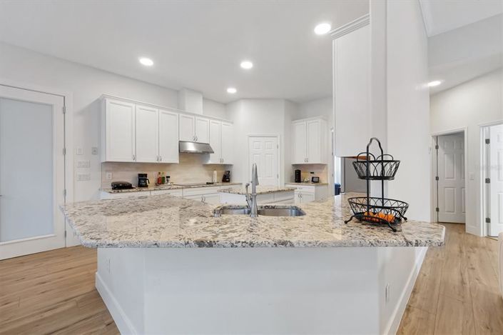 Image No.15-7 Bed Property for sale