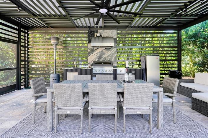 Image No.30-7 Bed Property for sale