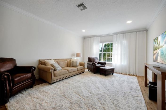 Image No.43-7 Bed Property for sale