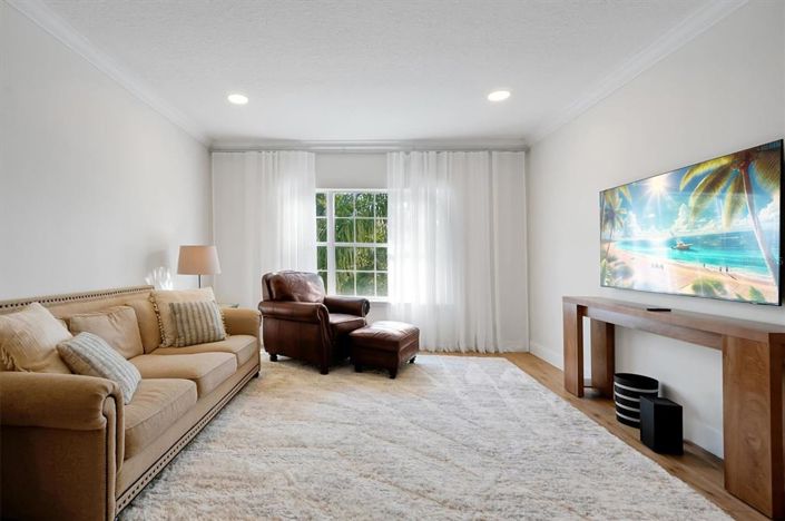 Image No.44-7 Bed Property for sale