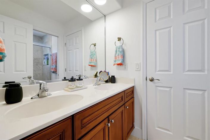 Image No.56-7 Bed Property for sale