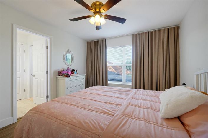 Image No.60-7 Bed Property for sale