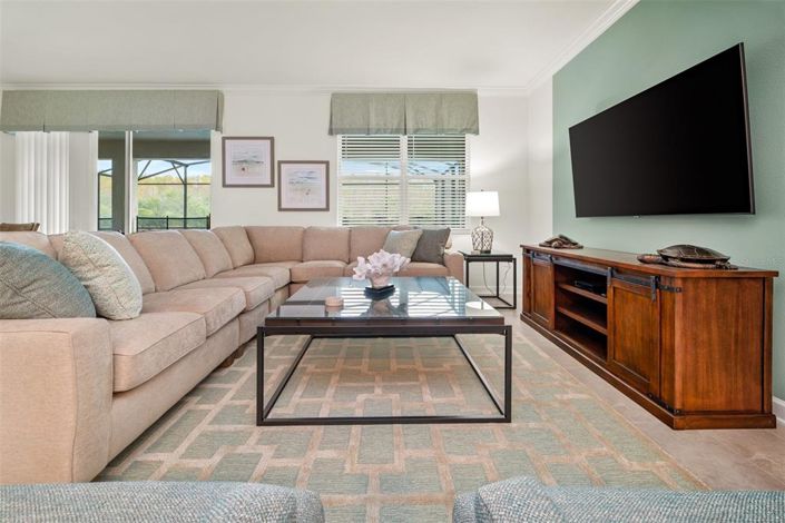 Image No.12-8 Bed Property for sale