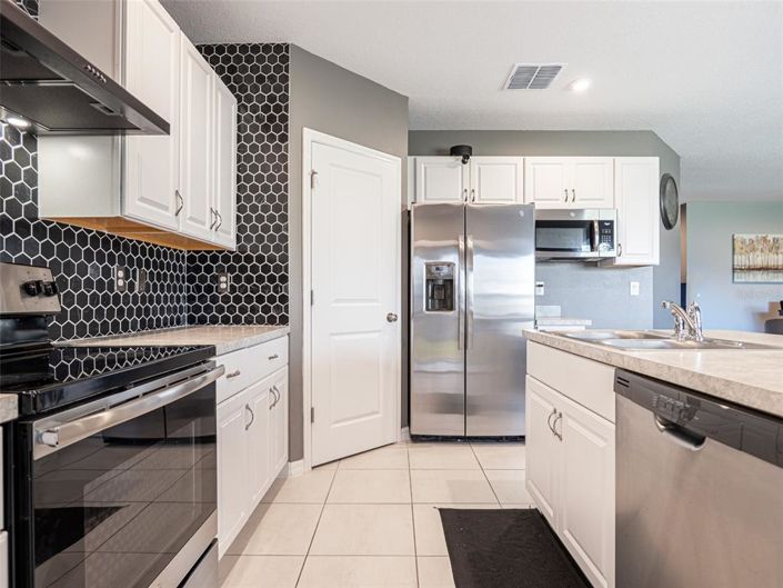 Image No.19-3 Bed Property for sale