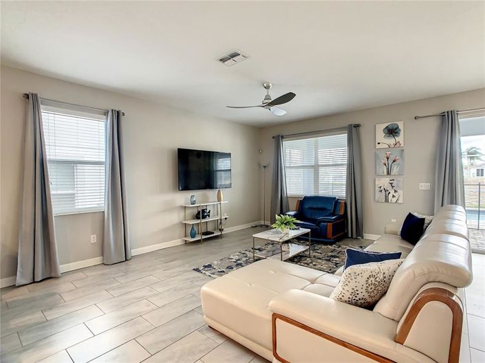 Image No.24-9 Bed Property for sale