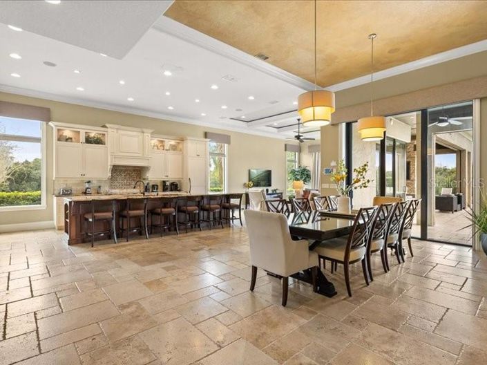 Image No.12-6 Bed Property for sale