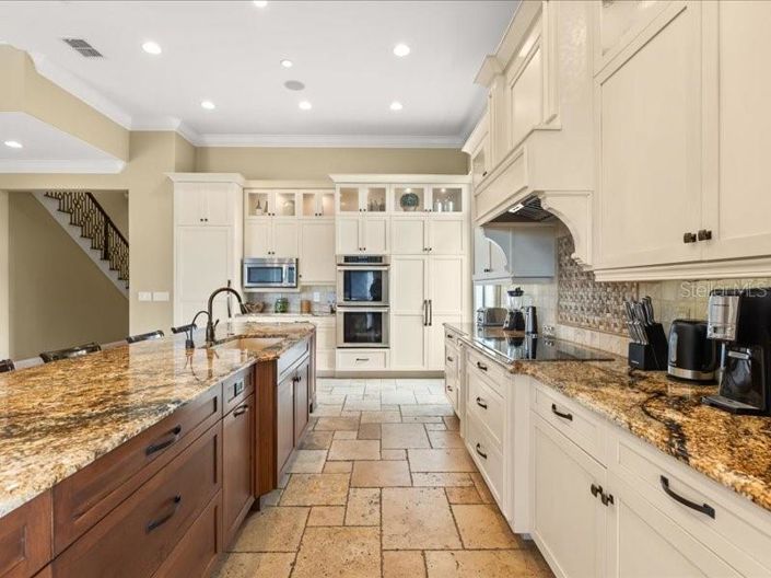 Image No.15-6 Bed Property for sale