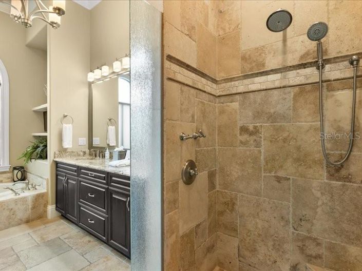 Image No.17-6 Bed Property for sale