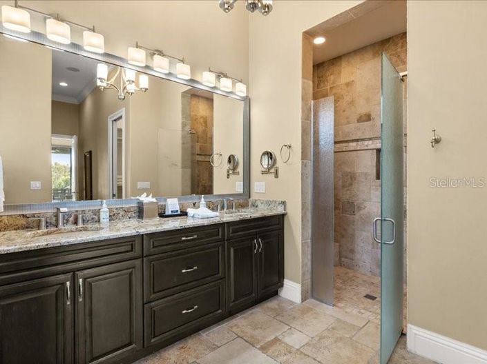 Image No.18-6 Bed Property for sale