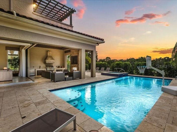 Image No.2-6 Bed Property for sale