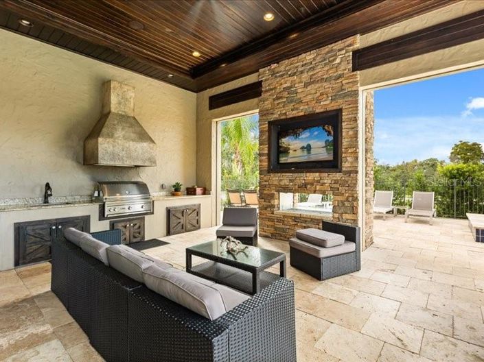 Image No.28-6 Bed Property for sale