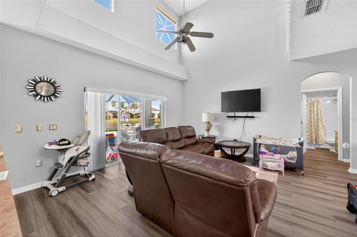 Image No.10-5 Bed Property for sale