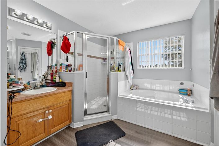 Image No.28-5 Bed Property for sale