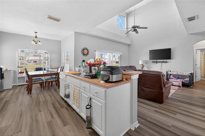 Image No.9-5 Bed Property for sale