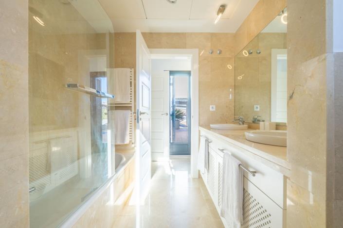 Image No.27-5 Bed Villa / Detached for sale