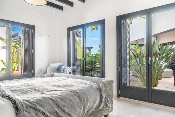 Image No.38-5 Bed Villa / Detached for sale