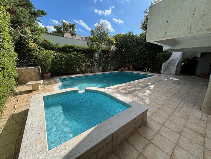 Image No.1-6 Bed House for sale