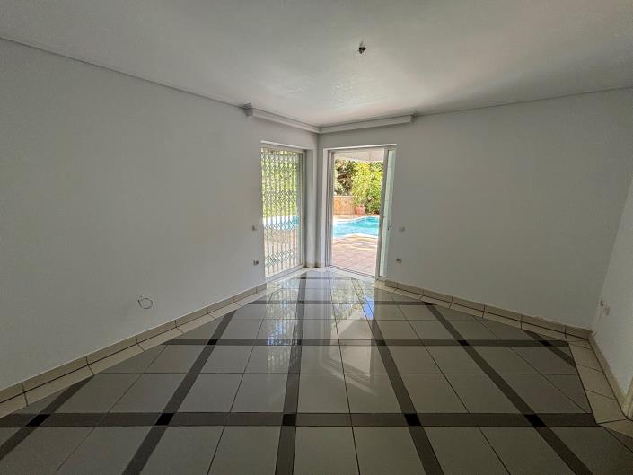 Image No.9-6 Bed House for sale