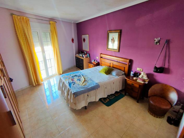 Image No.15-4 Bed House for sale