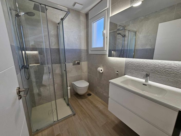 Image No.57-4 Bed Property for sale