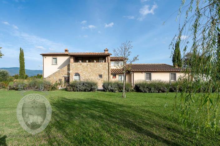 Image No.4-7 Bed Farmhouse for sale