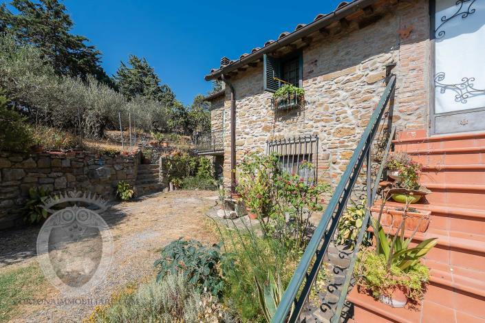 Image No.17-4 Bed Farmhouse for sale