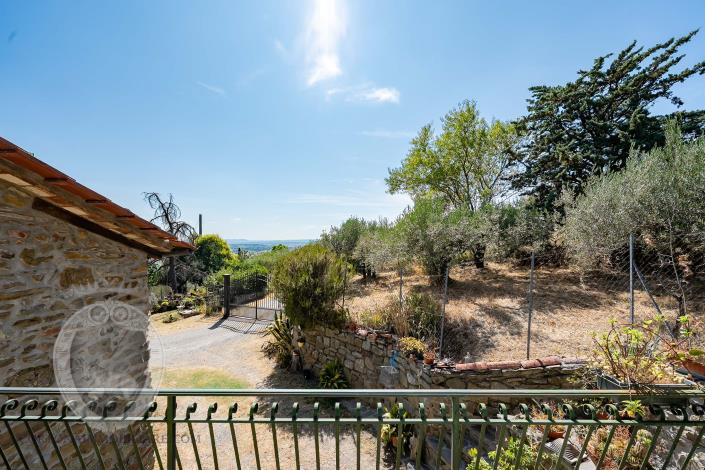 Image No.28-4 Bed Farmhouse for sale