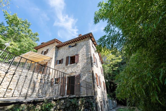 Image No.12-4 Bed Farmhouse for sale