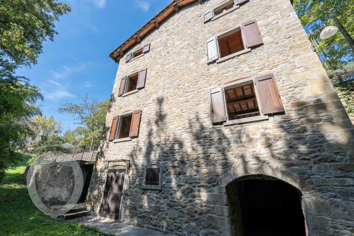 Image No.13-4 Bed Farmhouse for sale