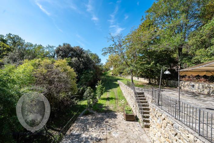 Image No.20-4 Bed Farmhouse for sale