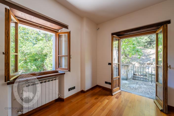 Image No.31-4 Bed Farmhouse for sale