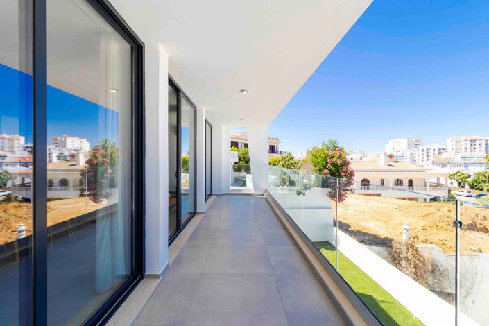 Image No.10-3 Bed Villa for sale