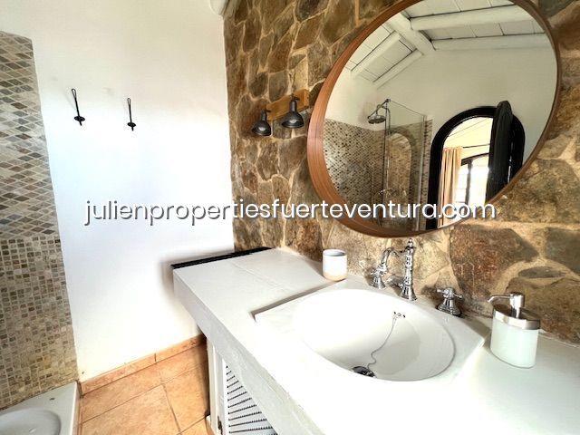 Image No.37-4 Bed Villa / Detached for sale