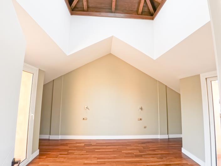 Image No.13-4 Bed Chalet for sale